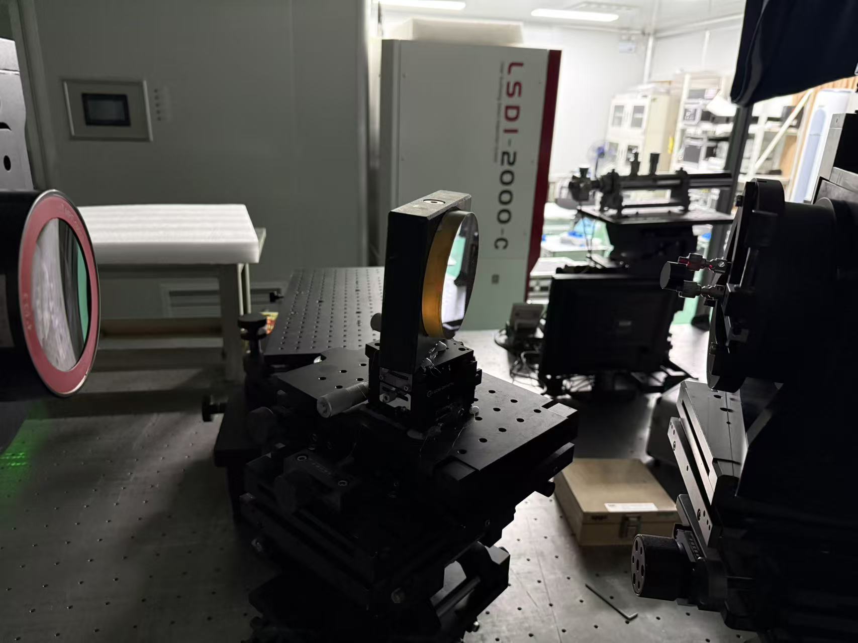 Optical inspection bench for precision infrared optical components